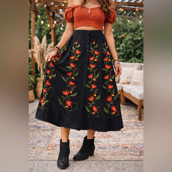 The Pyramid Collection Dresses & Skirts - The Pyramid Collection Floral Boho/Festival Embroidered Midi Ski XL